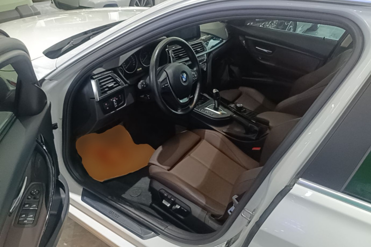 BMW 3 Series 2018 car image #16