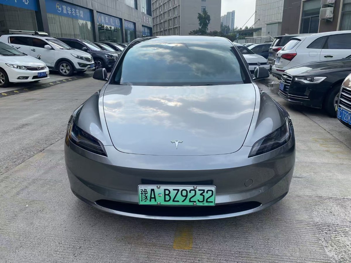 Tesla Model 3 2025 car image #2