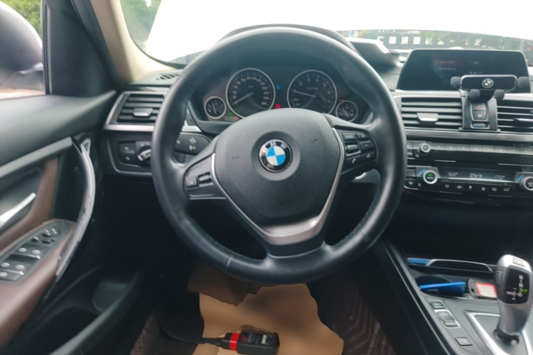 BMW 3 Series 2018 car image #11