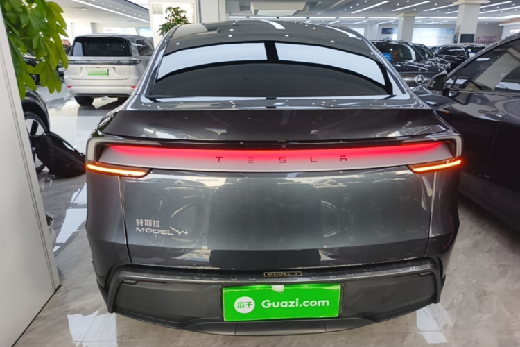 Tesla Model Y 2025 #6 Tesla Model Y 2025 car image #6