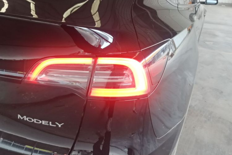 Tesla Model Y 2023 car image #8