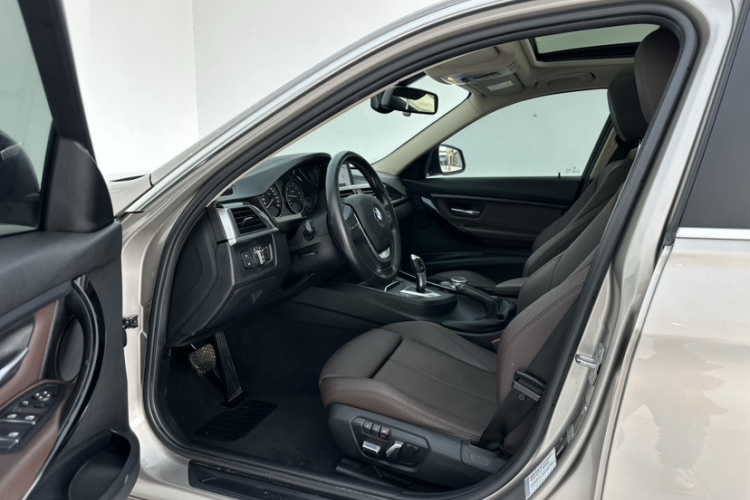BMW 3 Series 2019 car image #14