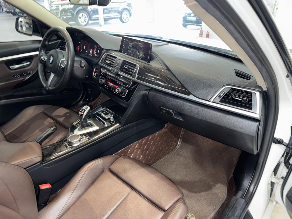 BMW 3 Series 2018 car image #12