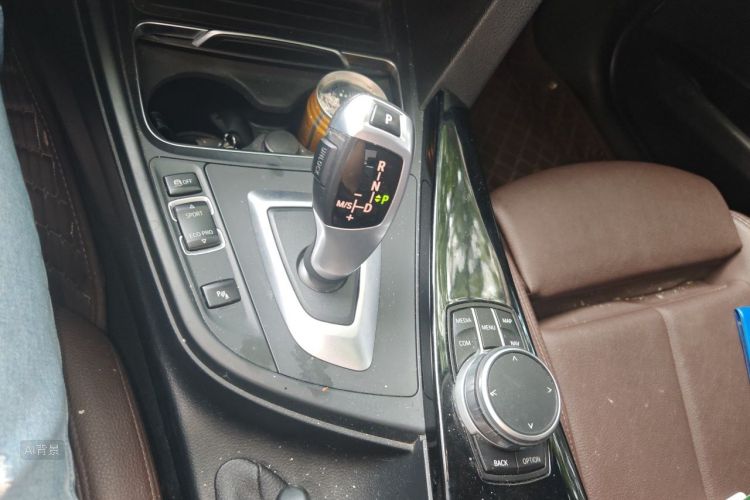 BMW 3 Series 2019 car image #16