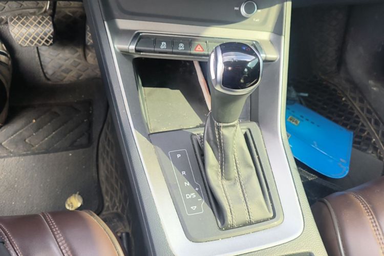 Audi Q3 2022 car image #14