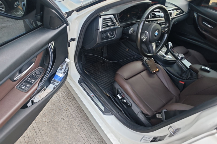 BMW 3 Series 2019 car image #16