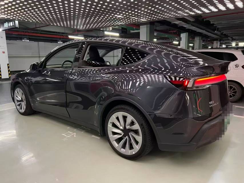 Tesla Model Y 2025 car image #4