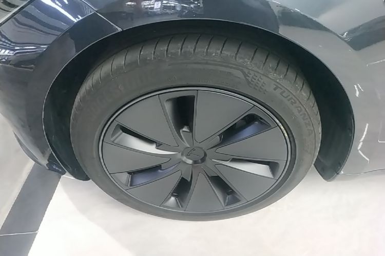 Tesla Model 3 2025 car image #9