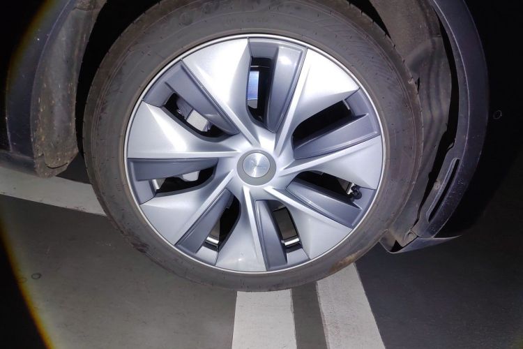 Tesla Model Y 2022 car image #9