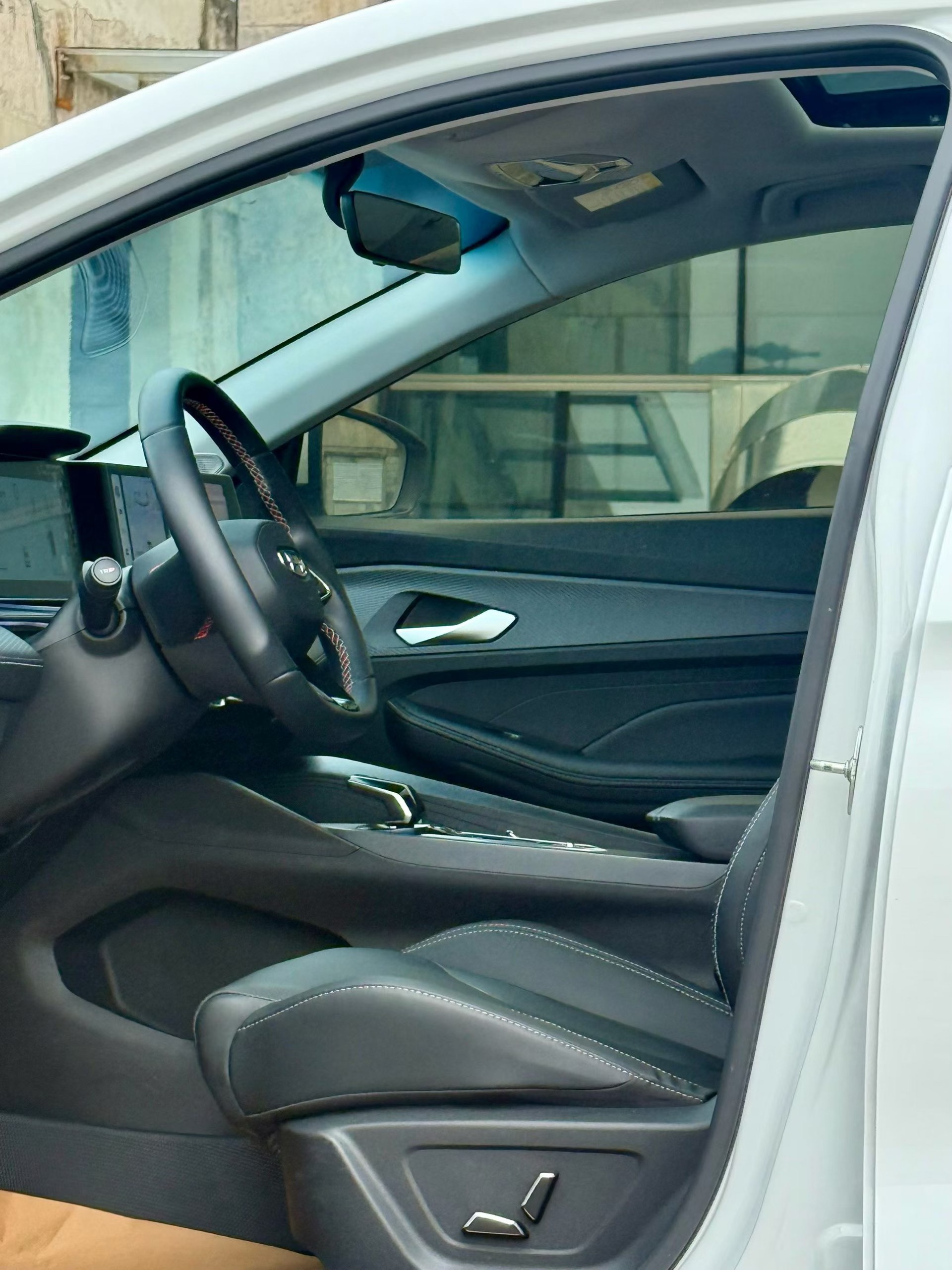 GEELY Binray 2024 #4 GEELY Binray 2024 изображение автомобиля #4