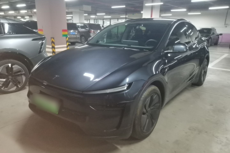 Tesla Model Y 2025 car image #2