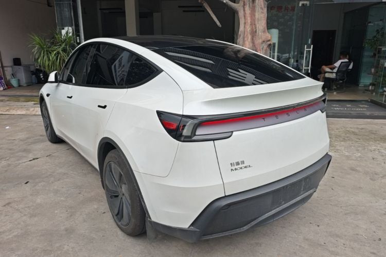 Tesla Model Y 2025 #5 Tesla Model Y 2025 car image #5