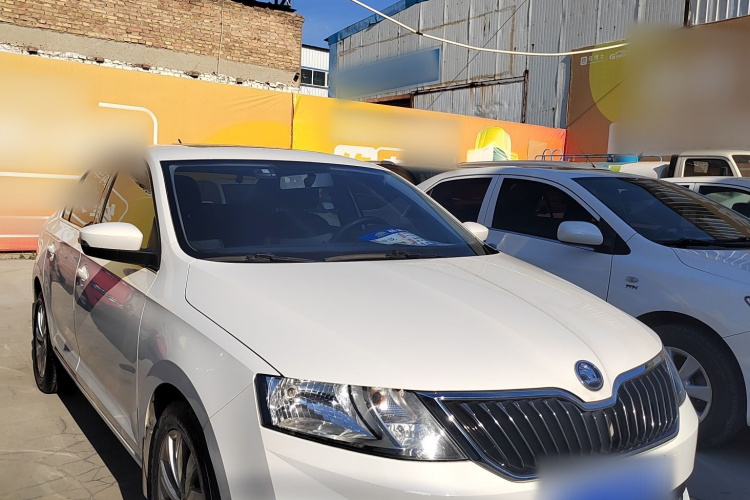 Skoda Rapid 2017 car image #4