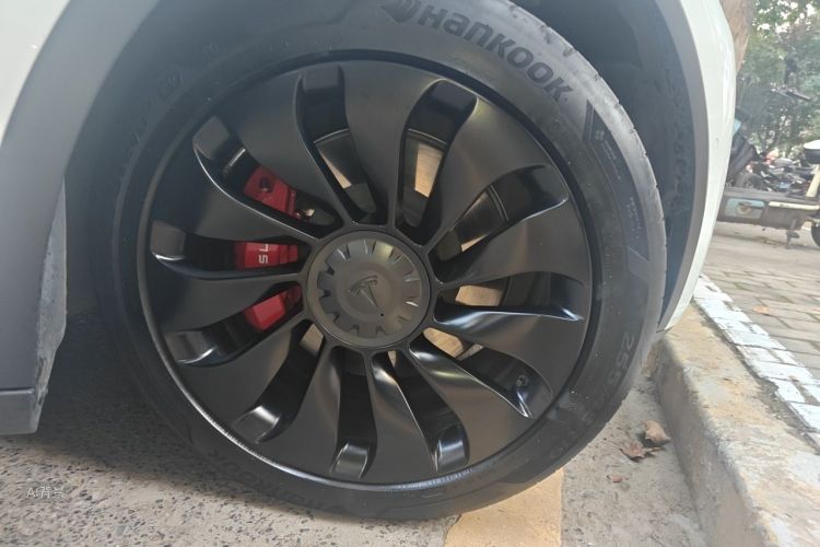 Tesla Model Y 2022 car image #9