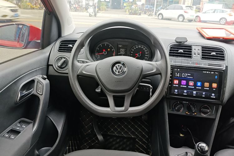 Volkswagen Polo 2018 car image #11