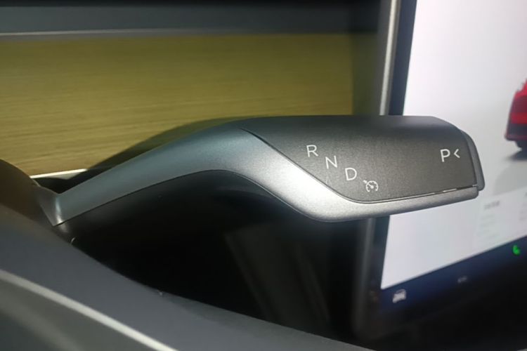 Tesla Model Y 2023 car image #18