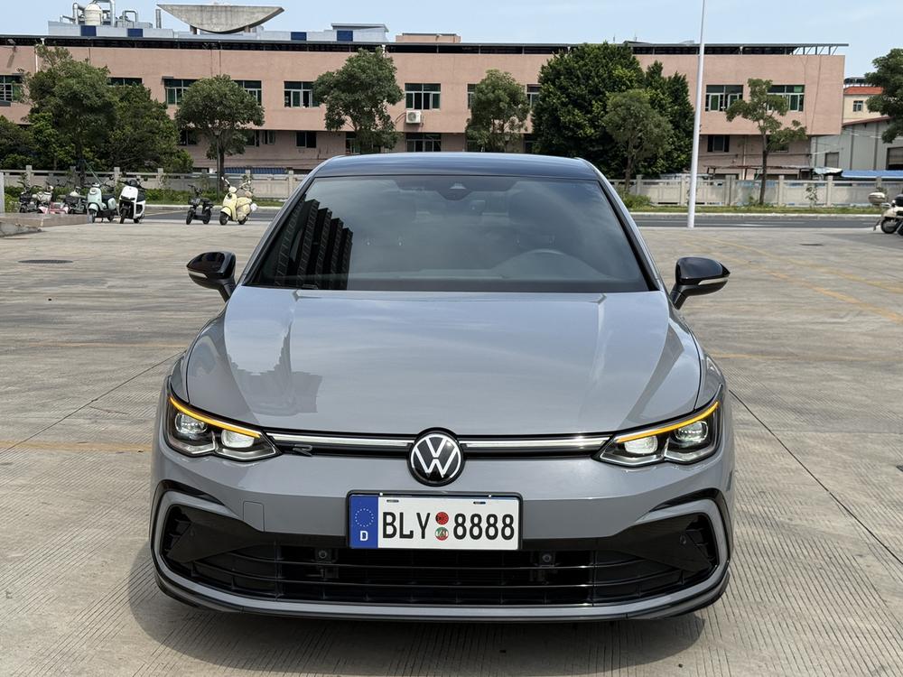 Volkswagen Golf 2021 car image #2