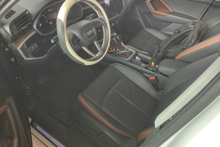 Audi Q3 2021 car image #16