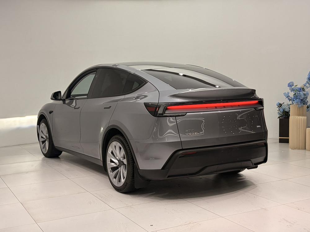 Tesla Model Y 2025 #4 Tesla Model Y 2025 car image #4