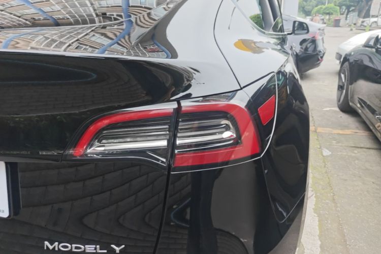 Tesla Model Y 2023 #8 Tesla Model Y 2023 car image #8