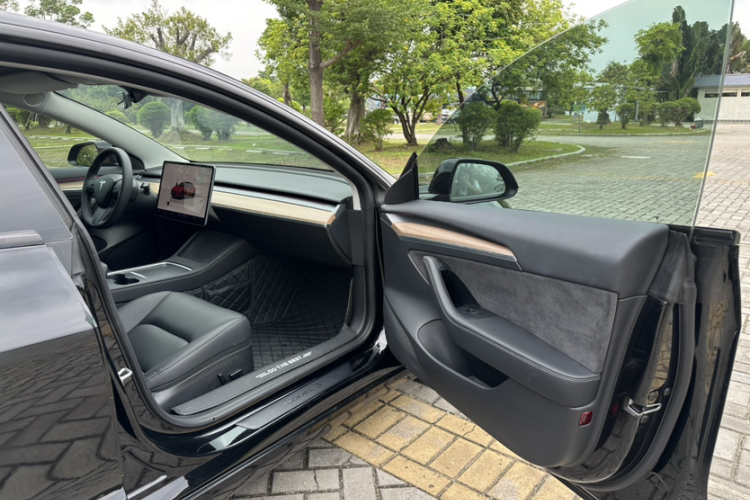 Tesla Model 3 2023 car image #14