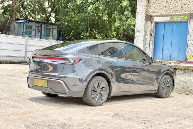 Tesla Model Y 2025 #6 Tesla Model Y 2025 car image #6
