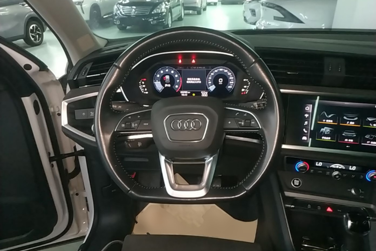 Audi Q3 2021 car image #15
