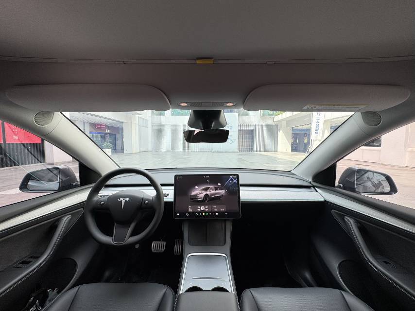Tesla Model Y 2025 #5 Tesla Model Y 2025 car image #5