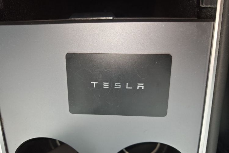 Tesla Model Y 2023 car image #17