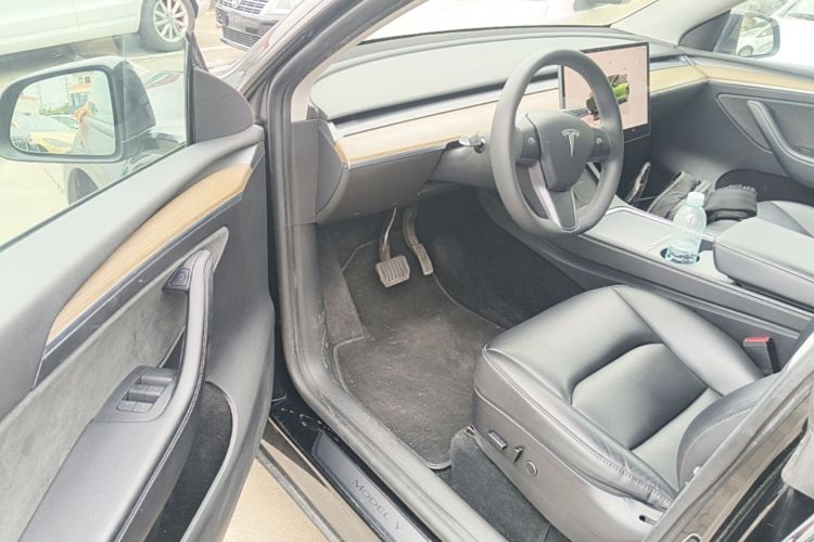 Tesla Model Y 2023 #12 Tesla Model Y 2023 car image #12