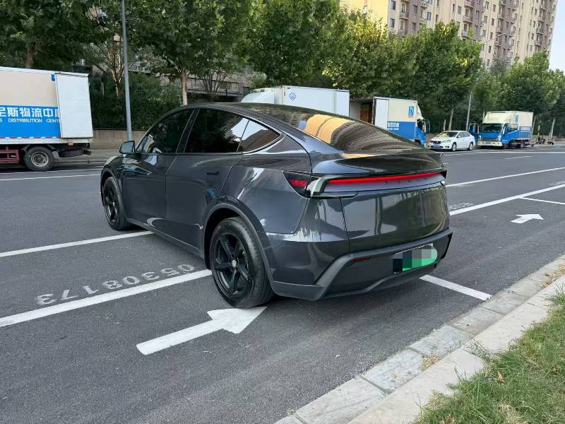 Tesla Model Y 2025 #5 Tesla Model Y 2025 car image #5