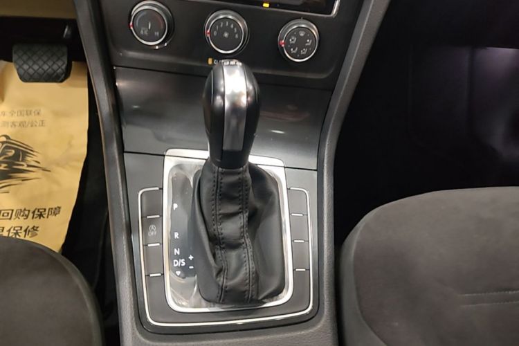 Volkswagen Golf 2018 car image #14