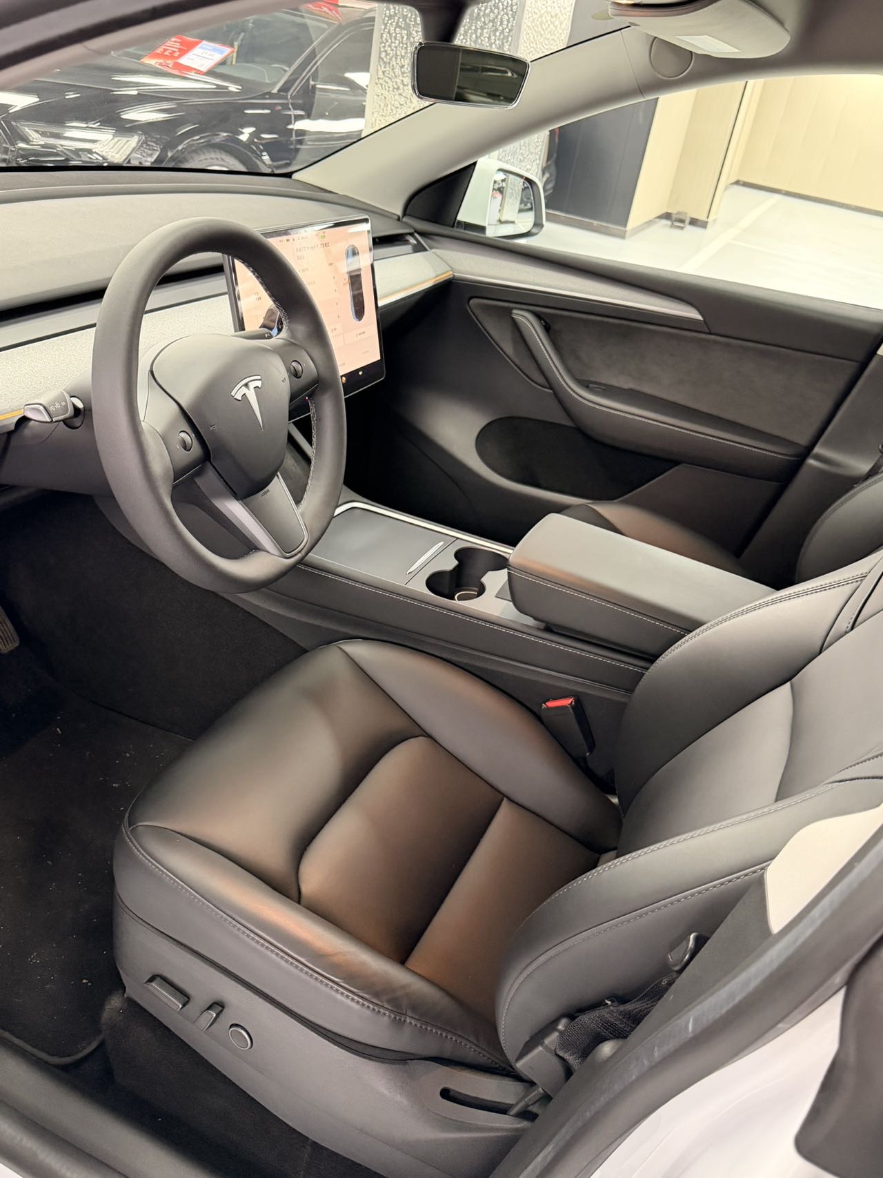 Tesla Model Y 2022 car image #2