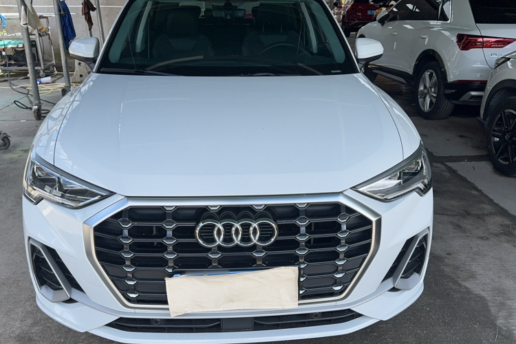 Audi Q3 2022 car image #3