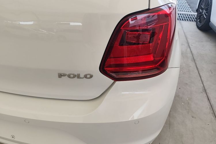 Volkswagen Polo 2015 car image #8