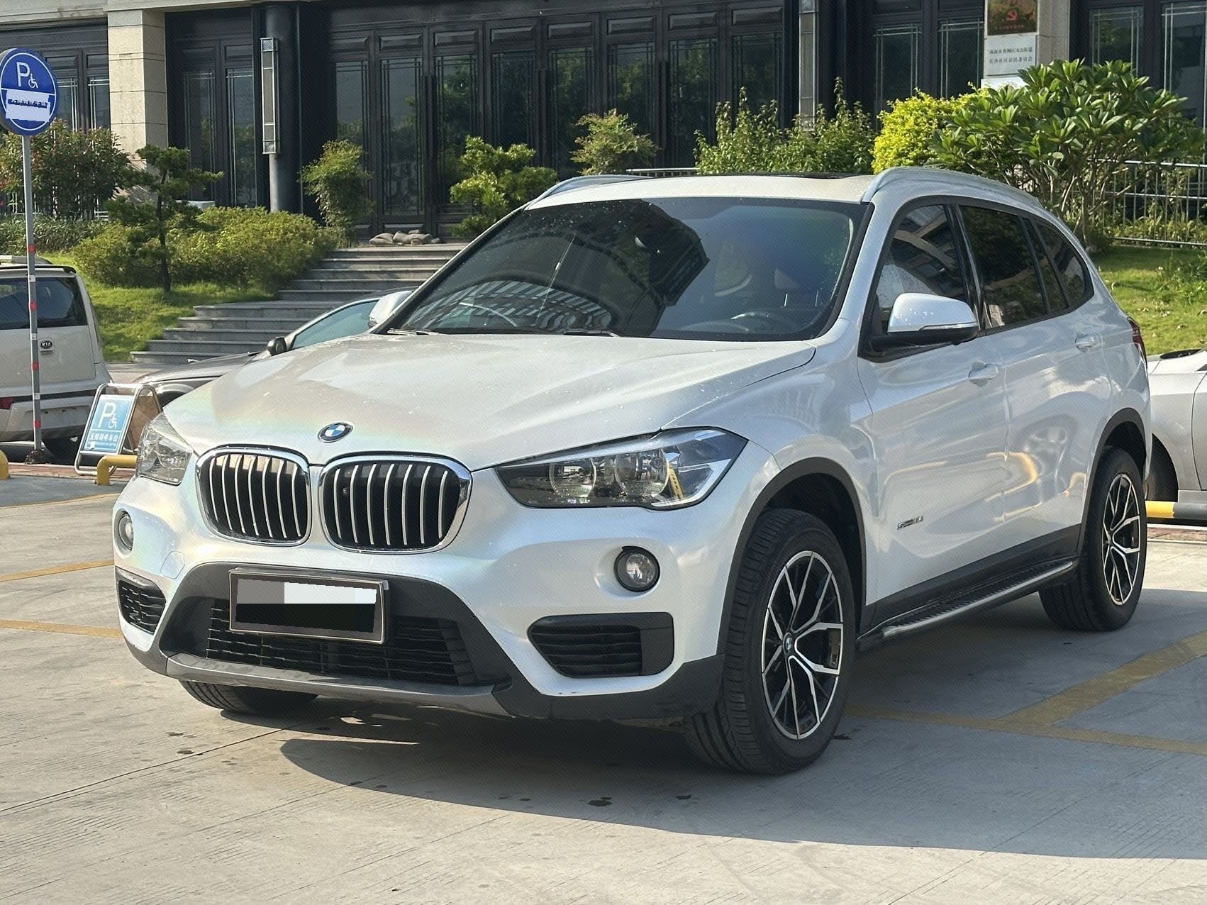 BMW X1 2018 BMW X1 2018 car image