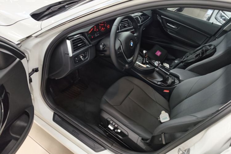 BMW 3 Series 2016 immagine di auto #16