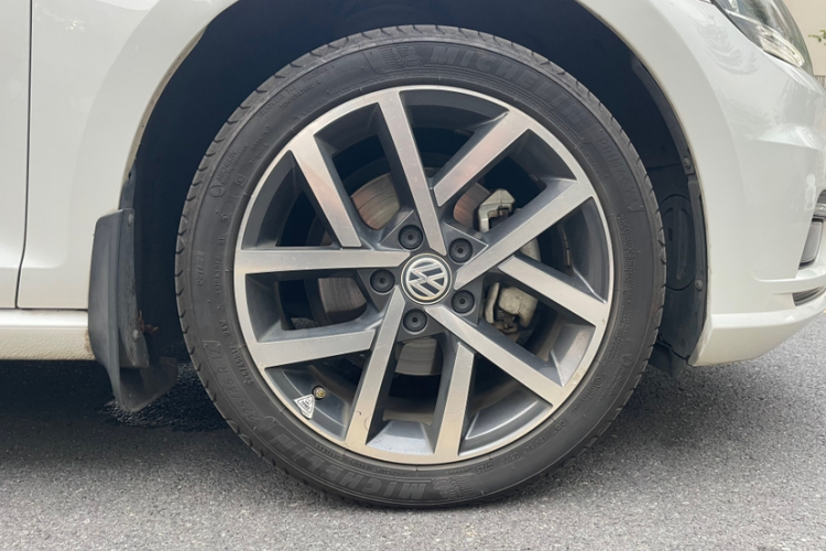 Volkswagen Golf 2019 car image #9
