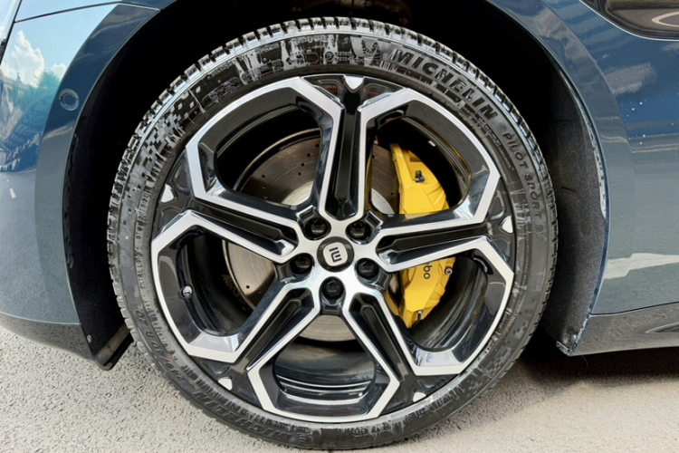 MI SU7 2024 immagine di auto #12