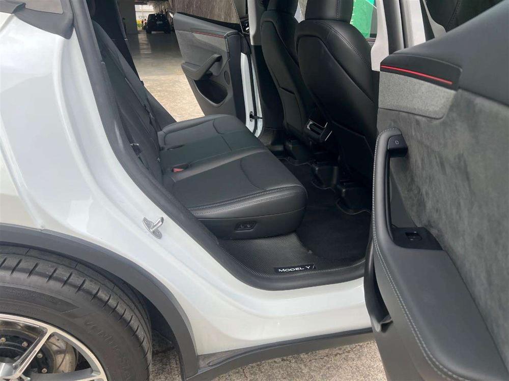 Tesla Model Y 2025 #10 Tesla Model Y 2025 car image #10