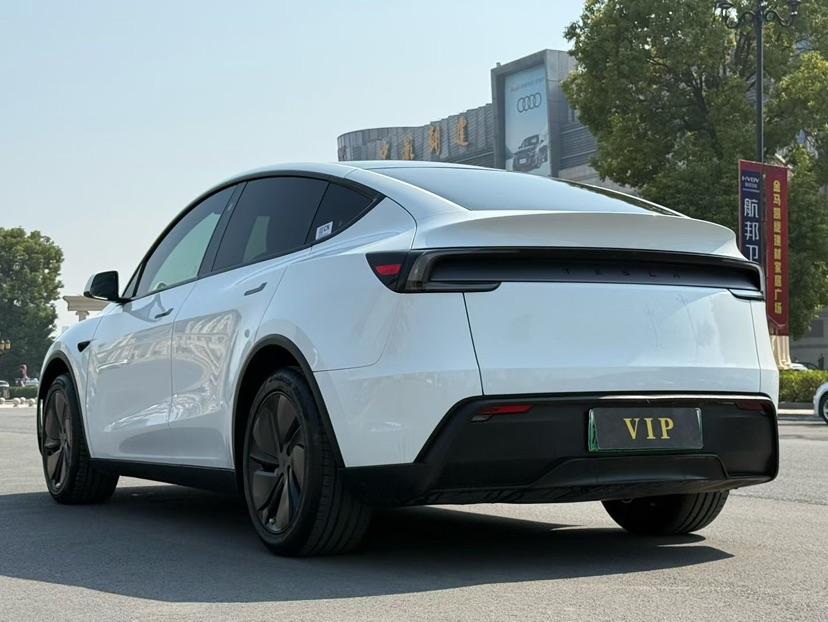 Tesla Model Y 2026 #7 Tesla Model Y 2026 car image #7