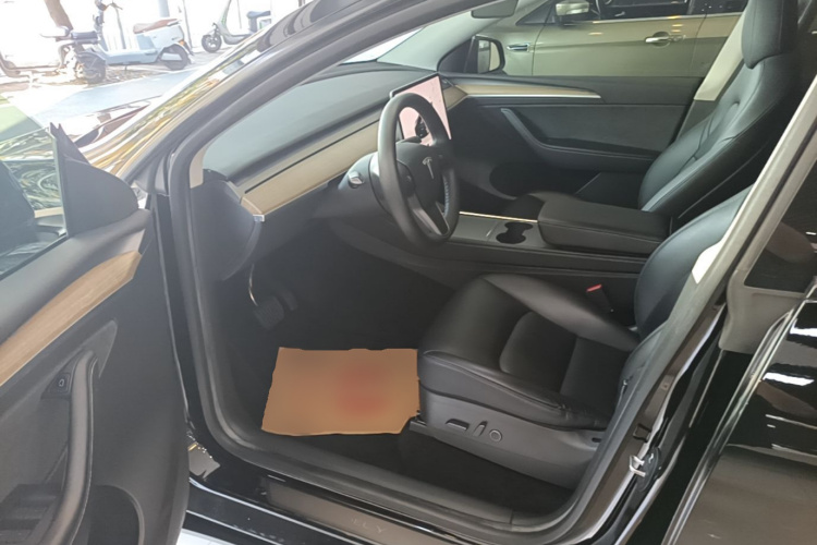 Tesla Model Y 2022 car image #16