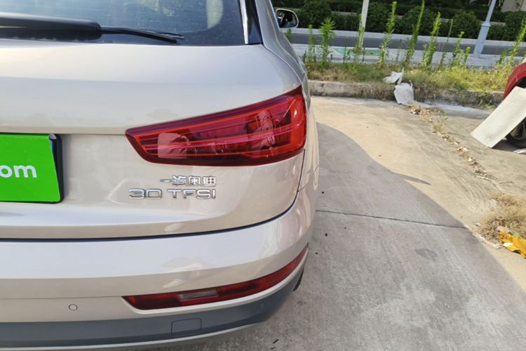 Audi Q3 2019 car image #8