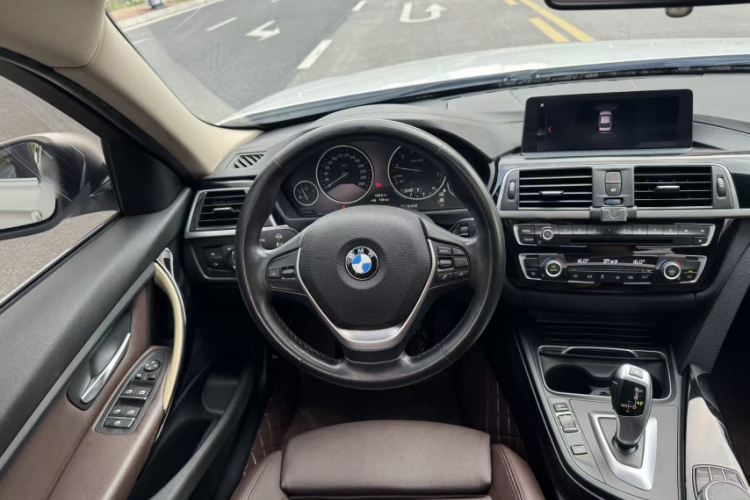 BMW 3 Series 2019 immagine di auto #11