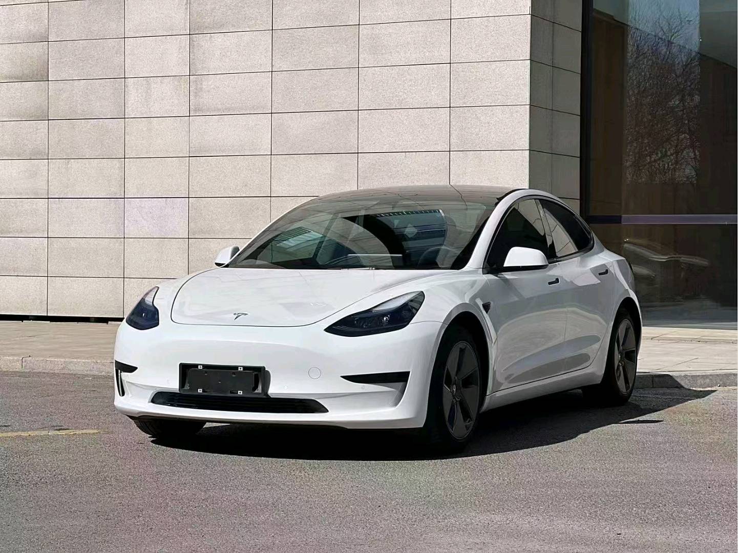 Tesla Model 3 2023 car image #2
