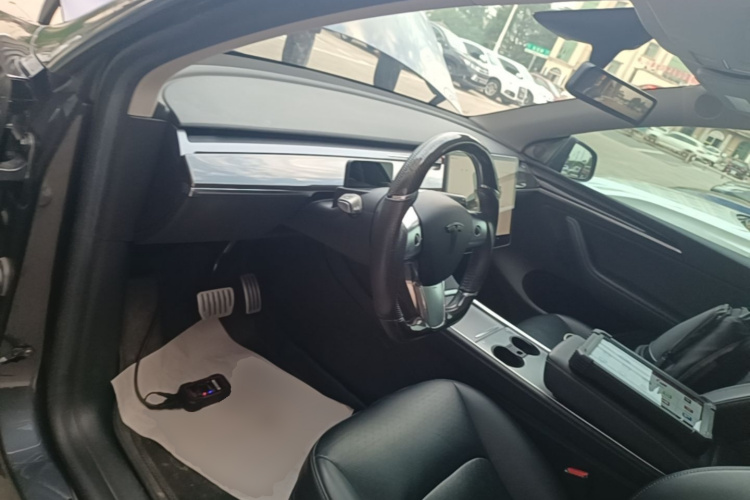 Tesla Model Y 2023 immagine di auto #10