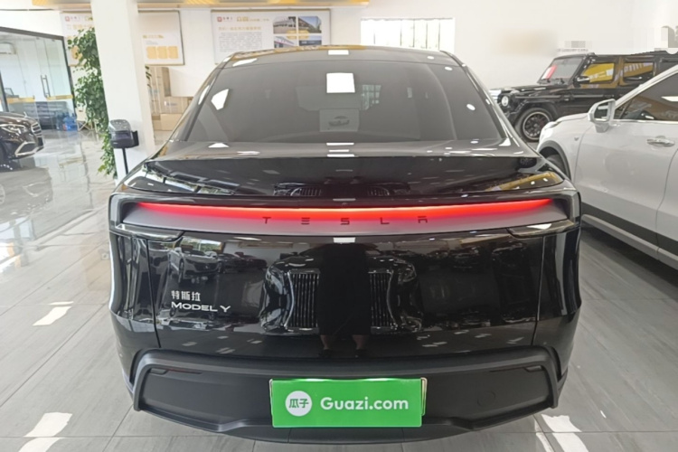 Tesla Model Y 2026 #6 Tesla Model Y 2026 car image #6