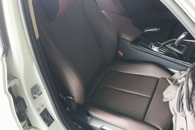 BMW 3 Series 2019 car image #24