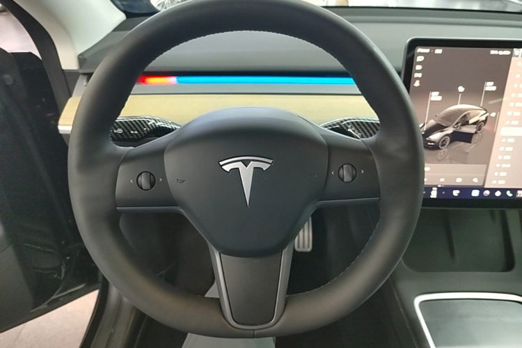 Tesla Model Y 2023 car image #11