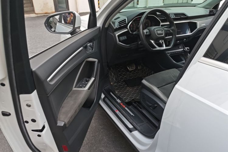 Audi Q3 2022 car image #18